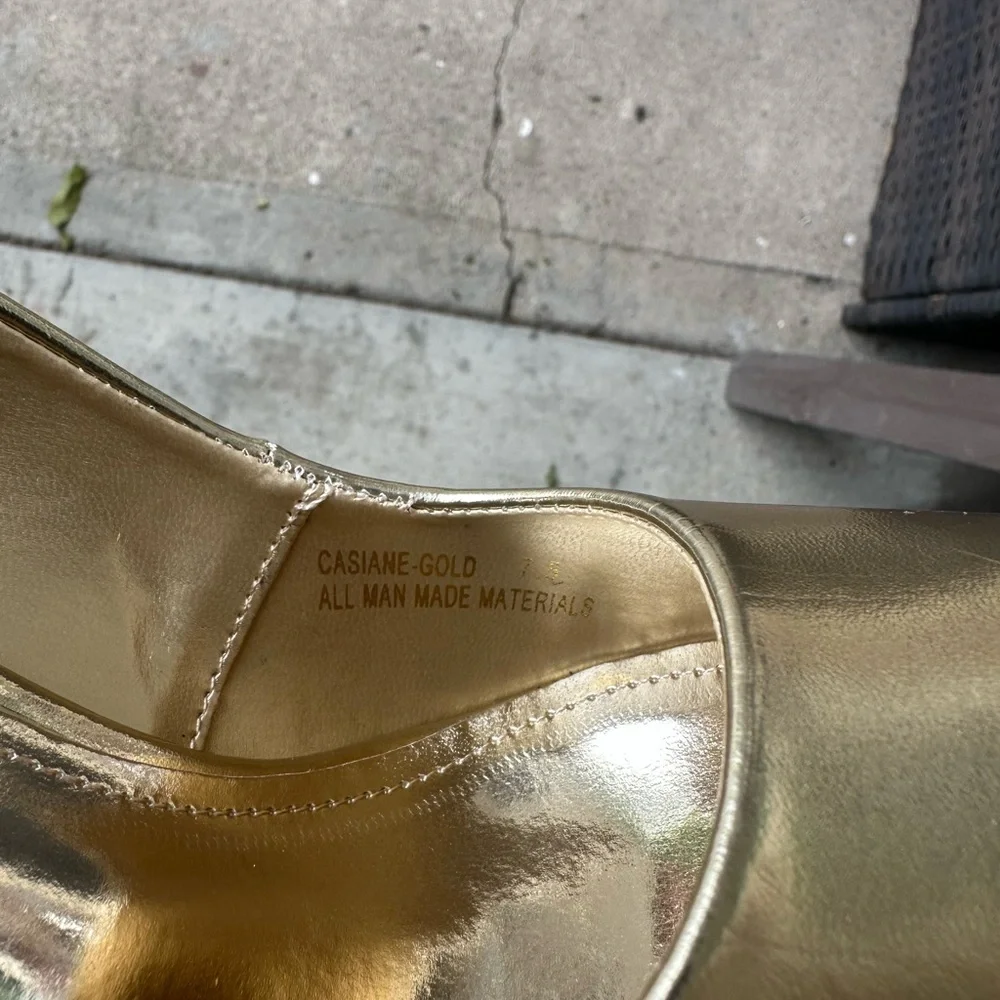 Elegant Gold Heels with Artistic Design - Picture 5 of 9